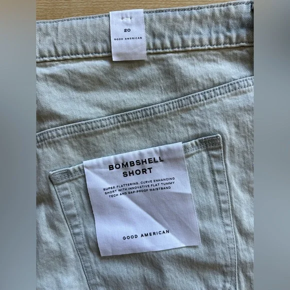 SOLD🩵Good American Light Wash Distressed Bombshell Denim Short in Blue648 Size - Picture 12 of 16